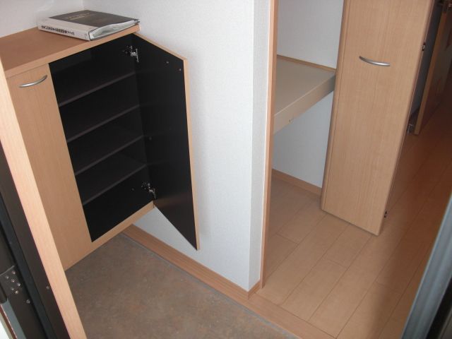 玄関　玄関にはシューズボックスあります