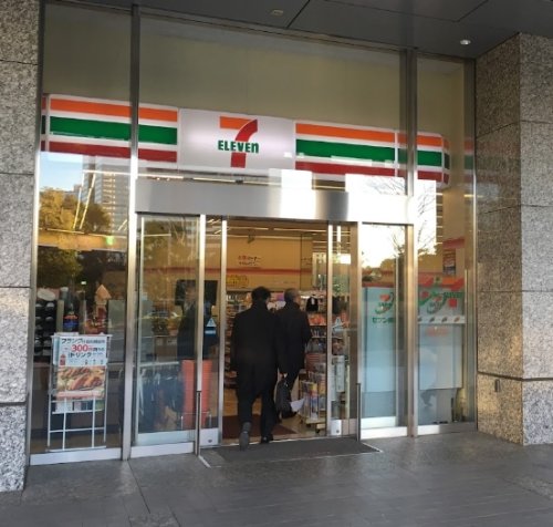 コンビニ　セブンイレブン 港区海岸1丁目店（コンビニ）まで195m