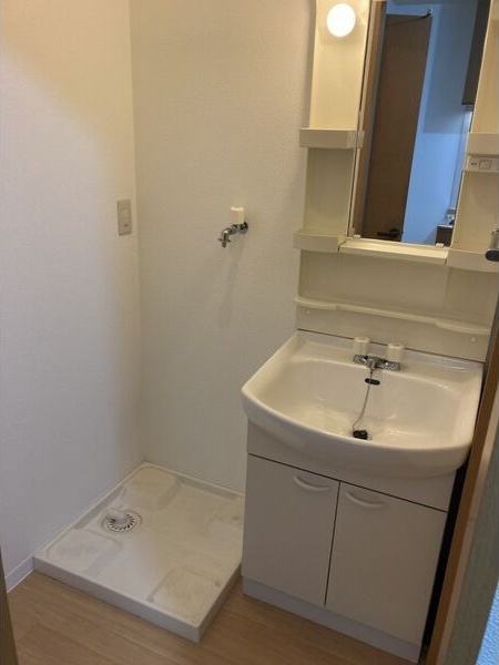 洗面設備　※写真は同じマンションの違う部屋のものになります。