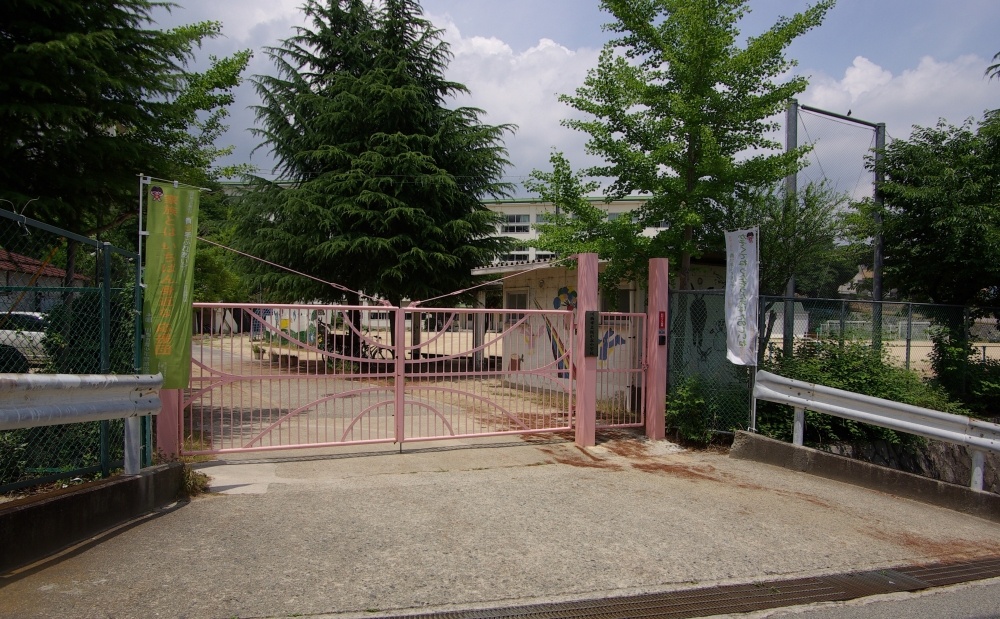 小学校　川西市立　桜が丘小学校（小学校）まで1515m