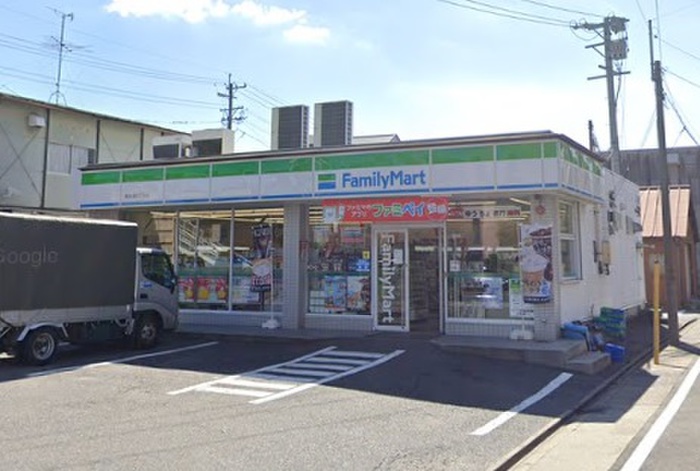 コンビニ　ファミリーマート黄金通4丁目店（コンビニ）まで296m