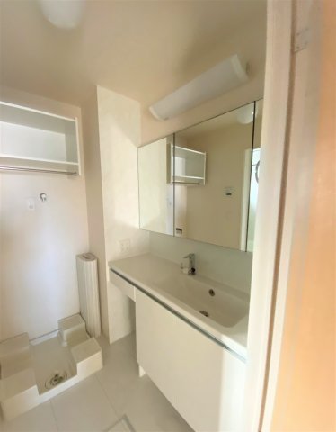 洗面設備　別部屋同一間取りのお写真となります。