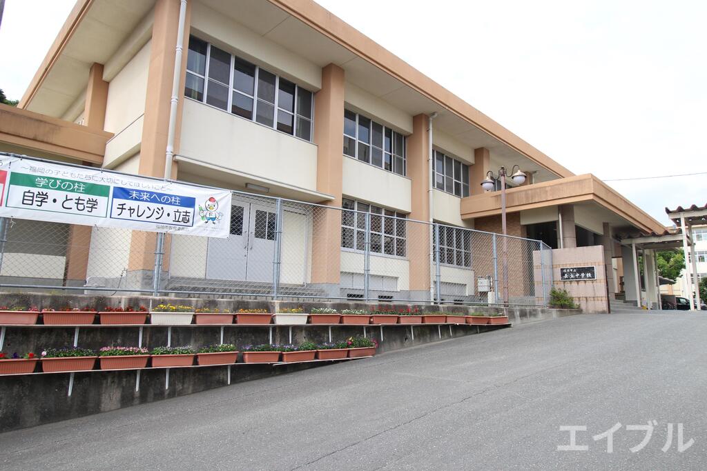 中学校　福岡市立長丘中学校（中学校）まで738m