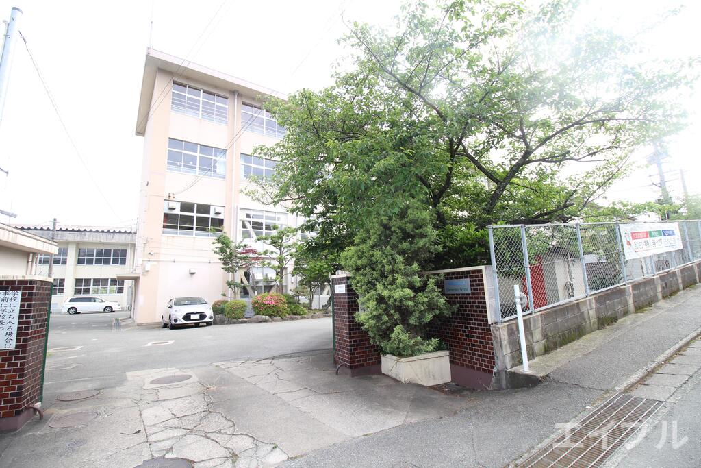小学校　福岡市立長丘小学校（小学校）まで868m