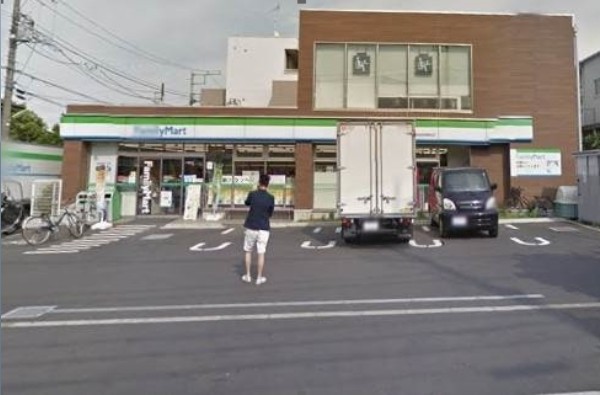 コンビニ　ファミリーマート 小浦世田谷梅丘店（コンビニ）まで243m
