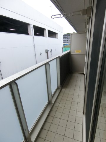 バルコニー　バルコニーは南西向きで陽当たり良好！お洗濯物は一日を通してよ