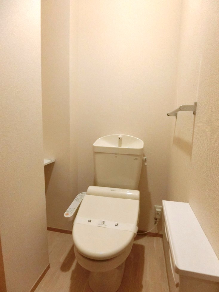 トイレ　トイレは温水洗浄便座付き♪人気のバストイレ別です♪小物を置け