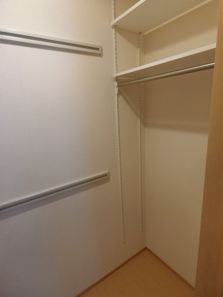 収納　洋室6.2帖のお部屋にあるワンステップクローゼットです！棚が