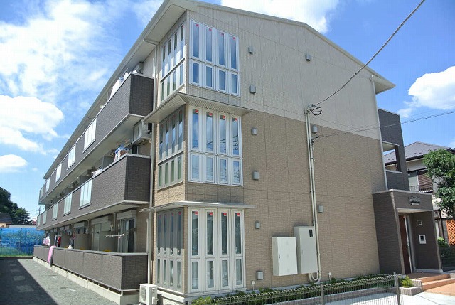 建物外観　グリーンライン「高田」駅まで徒歩8分！便利な立地の3階建てア
