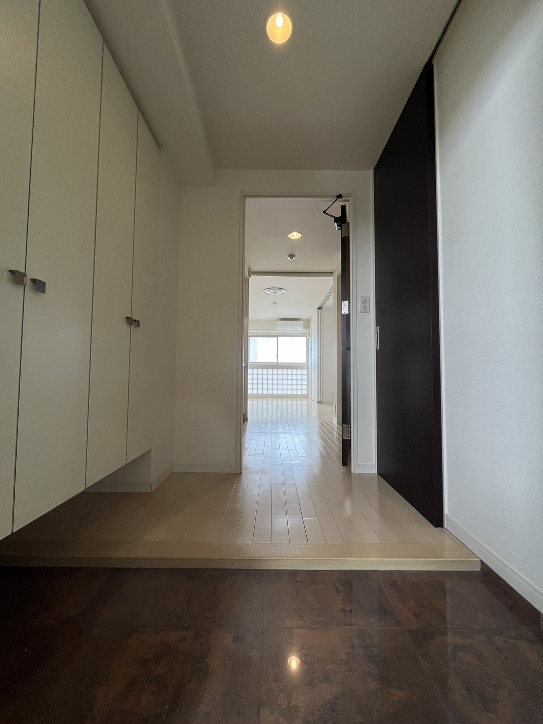 玄関　同タイプ他部屋です