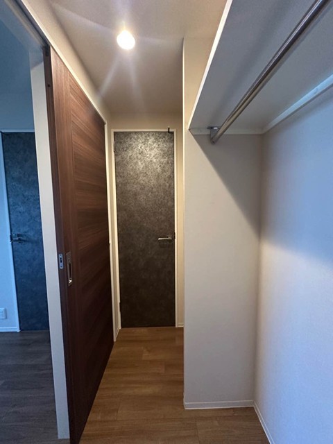 収納　洋室6.5帖のお部屋にあるウォークスルークローゼットです♪廊
