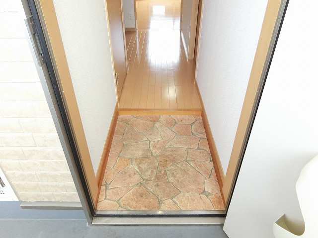 玄関　石畳風で上品な玄関