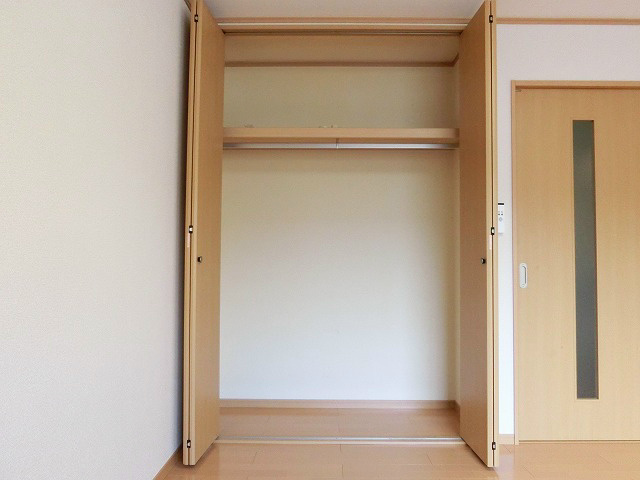 収納　洋服の収納に便利なハンガーパイプが設置されたクローゼット