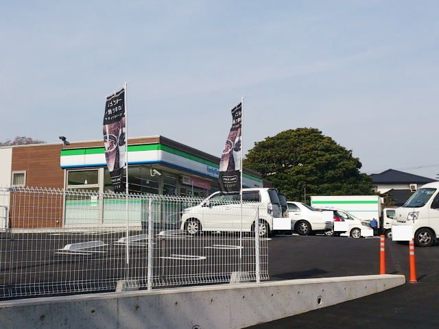 コンビニ　ファミリーマート（コンビニ）まで700m