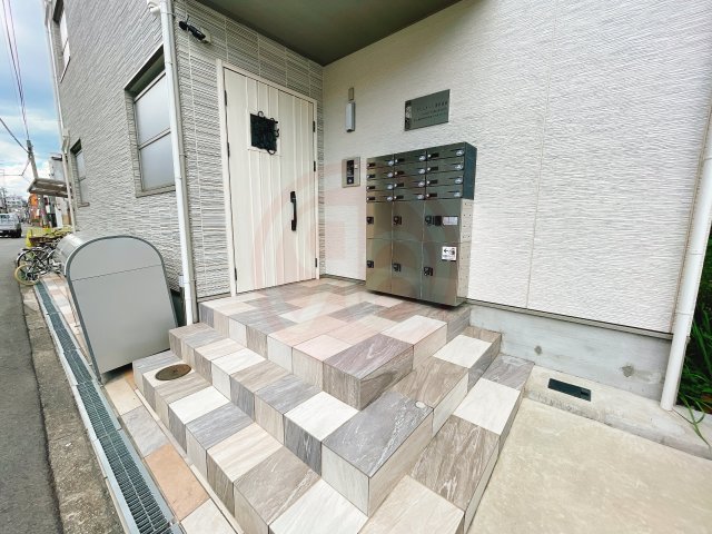 エントランス　落ち着いたエントランスです