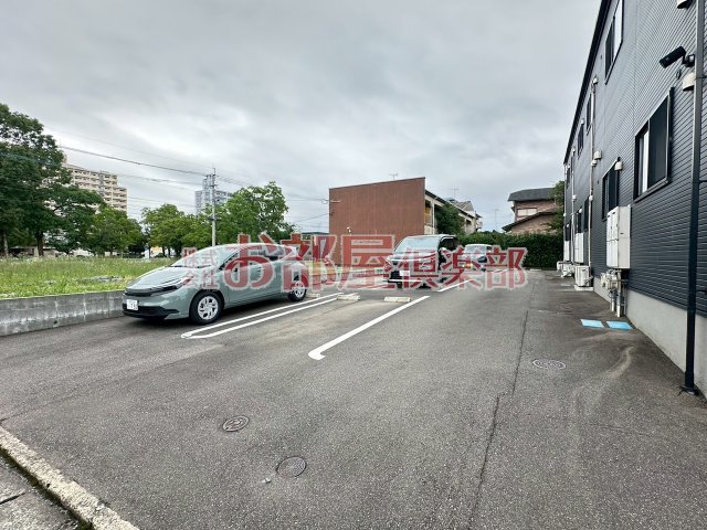 駐車場　駐車場があるので、車を買う予定の方も安心です