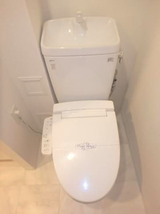 トイレ　落ち着いた色調のトイレです