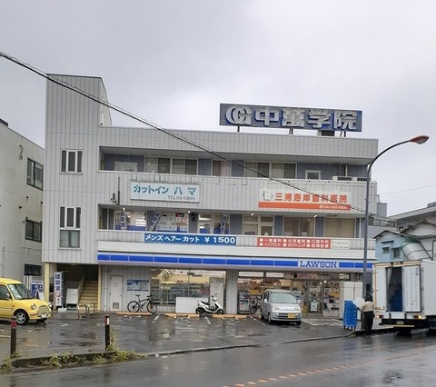 コンビニ　ローソン三浦海岸駅前店（コンビニ）まで108m