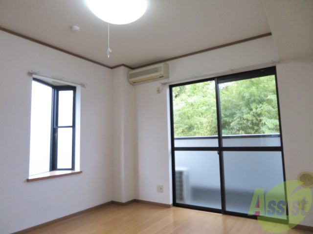 居室・リビング　角部屋で二面採光なので明るいお部屋ですよ。