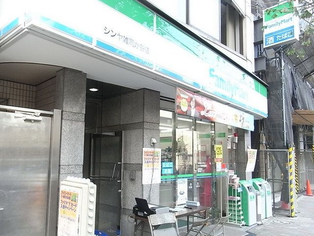 コンビニ　ファミリーマート（コンビニ）まで521m