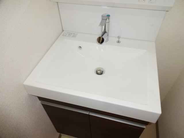 洗面設備　忙しい朝に洗髪洗面化粧台です。
