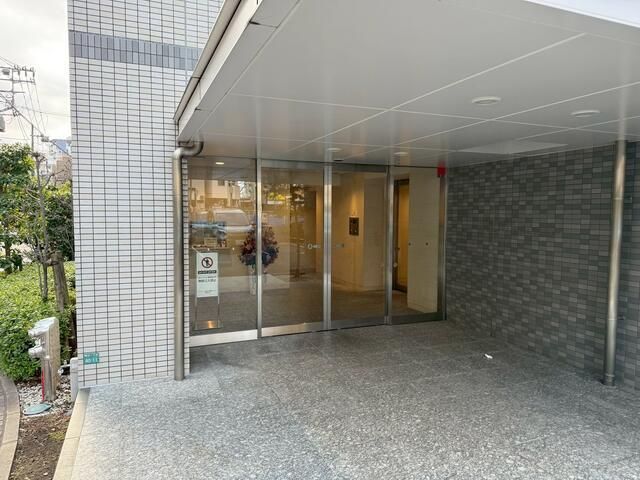 エントランス　落ち着いたエントランスです