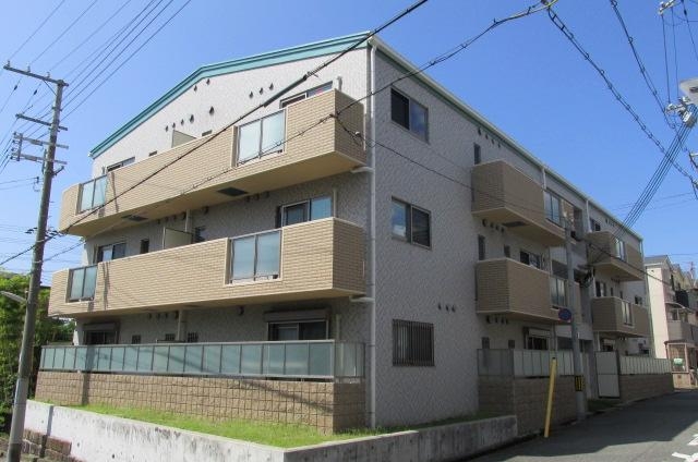 建物外観　青空の下、いい感じですね。