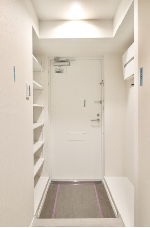 玄関　※同間取り別室参考写真