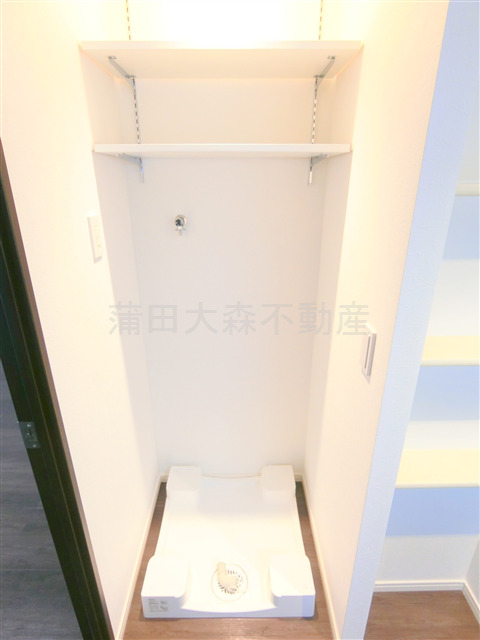 その他設備　可動棚付きの洗濯機置き場