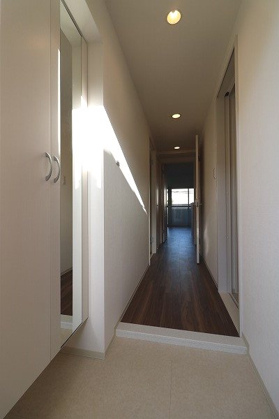 玄関　玄関には姿見付きシューズボックスがついています。