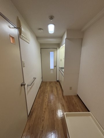 玄関　※写真は同じマンションの違う部屋のもの(反転タイプ)