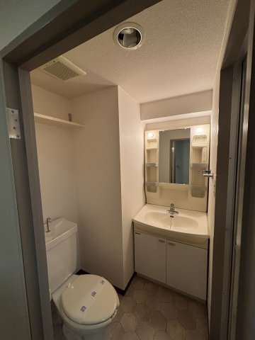 洗面設備　※写真は同じマンションの違う部屋のもの(反転タイプ)