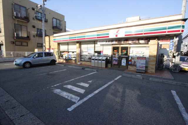 コンビニ　セブンイレブン（コンビニ）まで296m