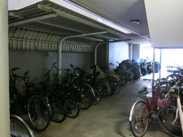その他共有部分　雨の日も安心の屋内駐輪場♪