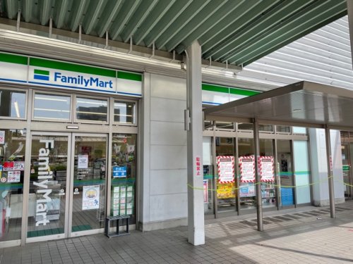 コンビニ　ファミリーマートＪＲ吉塚駅店（コンビニ）まで425m