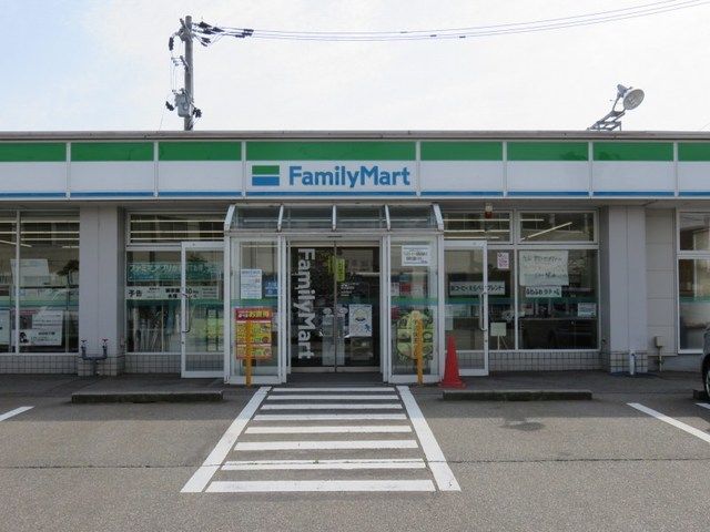 コンビニ　ファミリーマート（コンビニ）まで600m