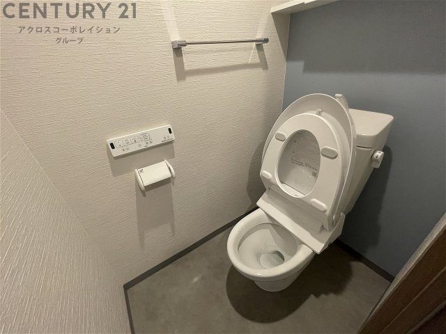トイレ　温水洗浄便座付きのトイレです♪