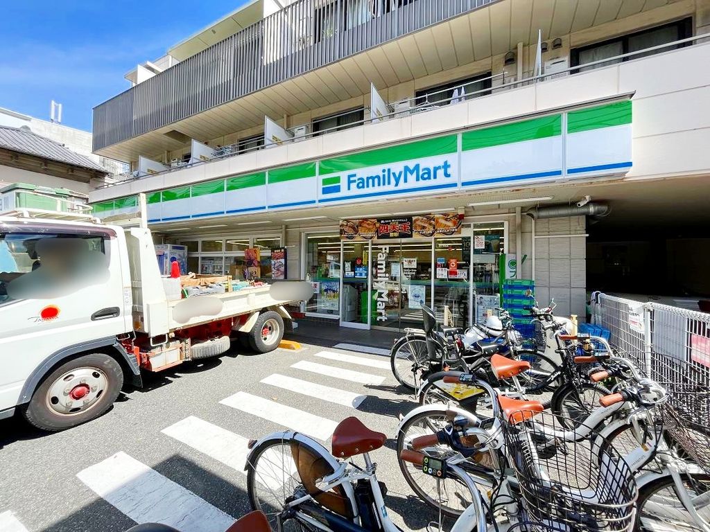 コンビニ　ファミリーマート鎌倉御成町店（コンビニ）まで370m