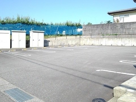 駐車場　駐車場があるので、車を買う予定の方も安心です