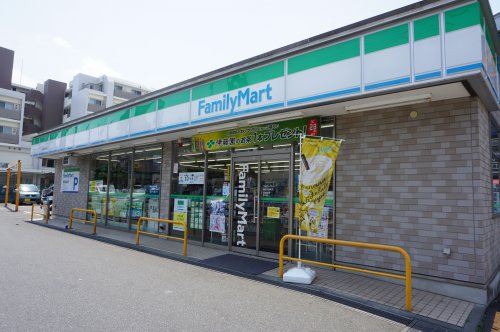 コンビニ　ファミリーマート横浜片倉町店（コンビニ）まで596m