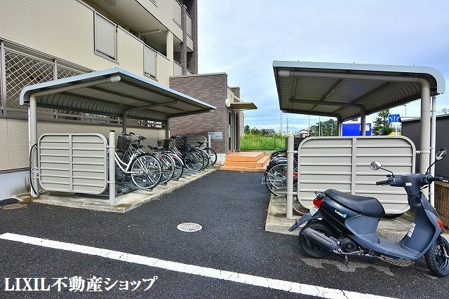 その他共有部分　敷地内に屋根付きの駐輪場があります。