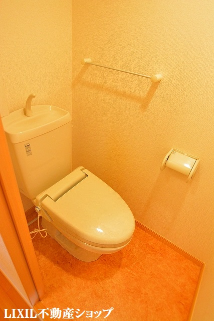 トイレ　収納のある暖房便座付のトイレです。