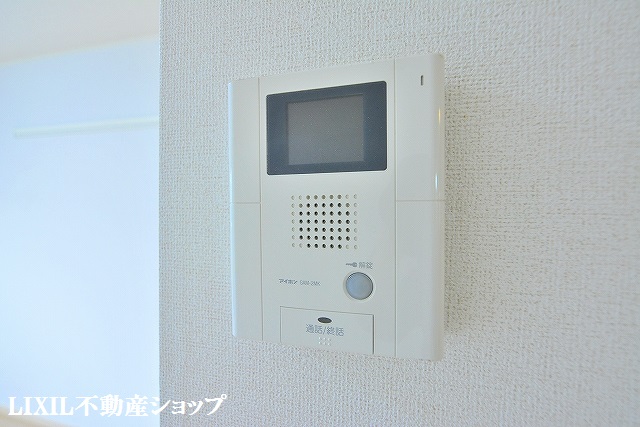 セキュリティ　来訪者の確認が出来るモニター付インターホンです。