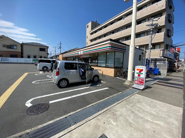 コンビニ　セブンイレブン（コンビニ）まで403m
