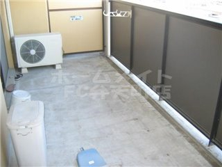 バルコニー　暖かな日差しのふりそそぐバルコニー