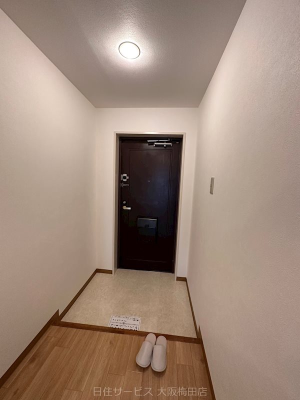 玄関　反転タイプ305号室の写真になります。