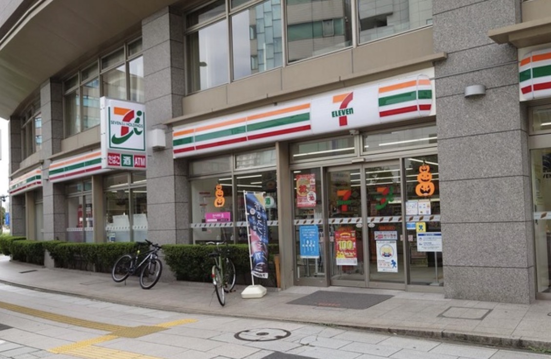 コンビニ　セブンイレブン鶴見駅東口中央通り店（コンビニ）まで152m