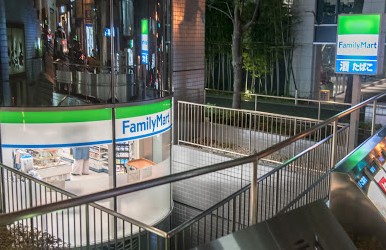 コンビニ　ファミリーマート 麹町駅前店（コンビニ）まで216m