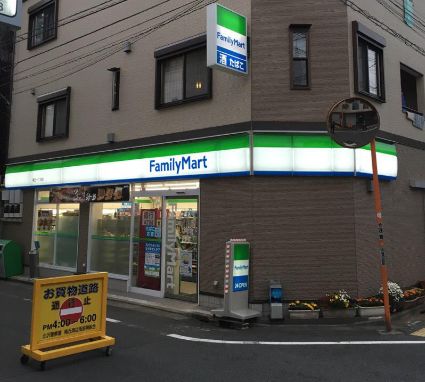 コンビニ　ファミリーマート小浦世田谷梅丘店（コンビニ）まで366m