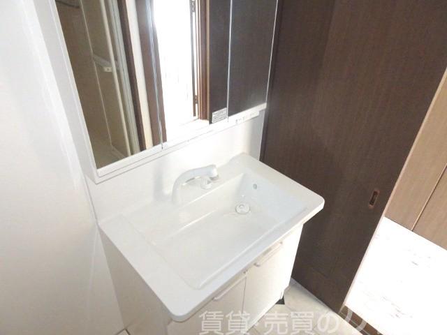 洗面設備　鏡を開くと収納があります♪